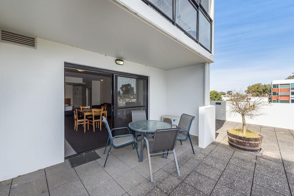 Assured Ascot Quays Apartment Hotel Пърт Екстериор снимка