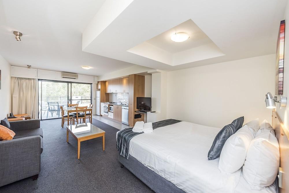 Assured Ascot Quays Apartment Hotel Пърт Екстериор снимка