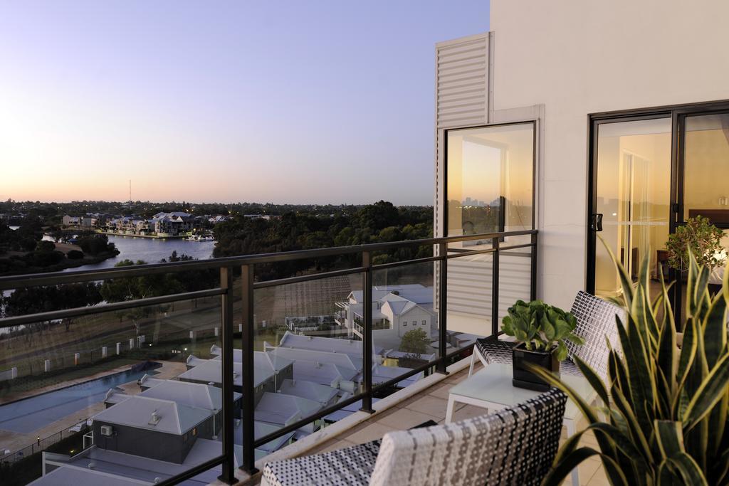 Assured Ascot Quays Apartment Hotel Пърт Стая снимка