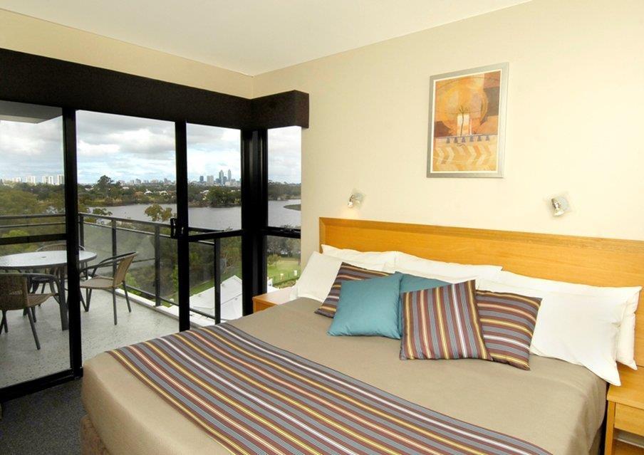 Assured Ascot Quays Apartment Hotel Пърт Стая снимка