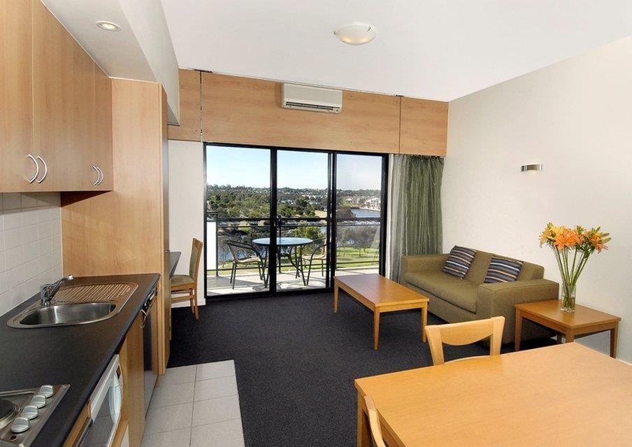 Assured Ascot Quays Apartment Hotel Пърт Стая снимка