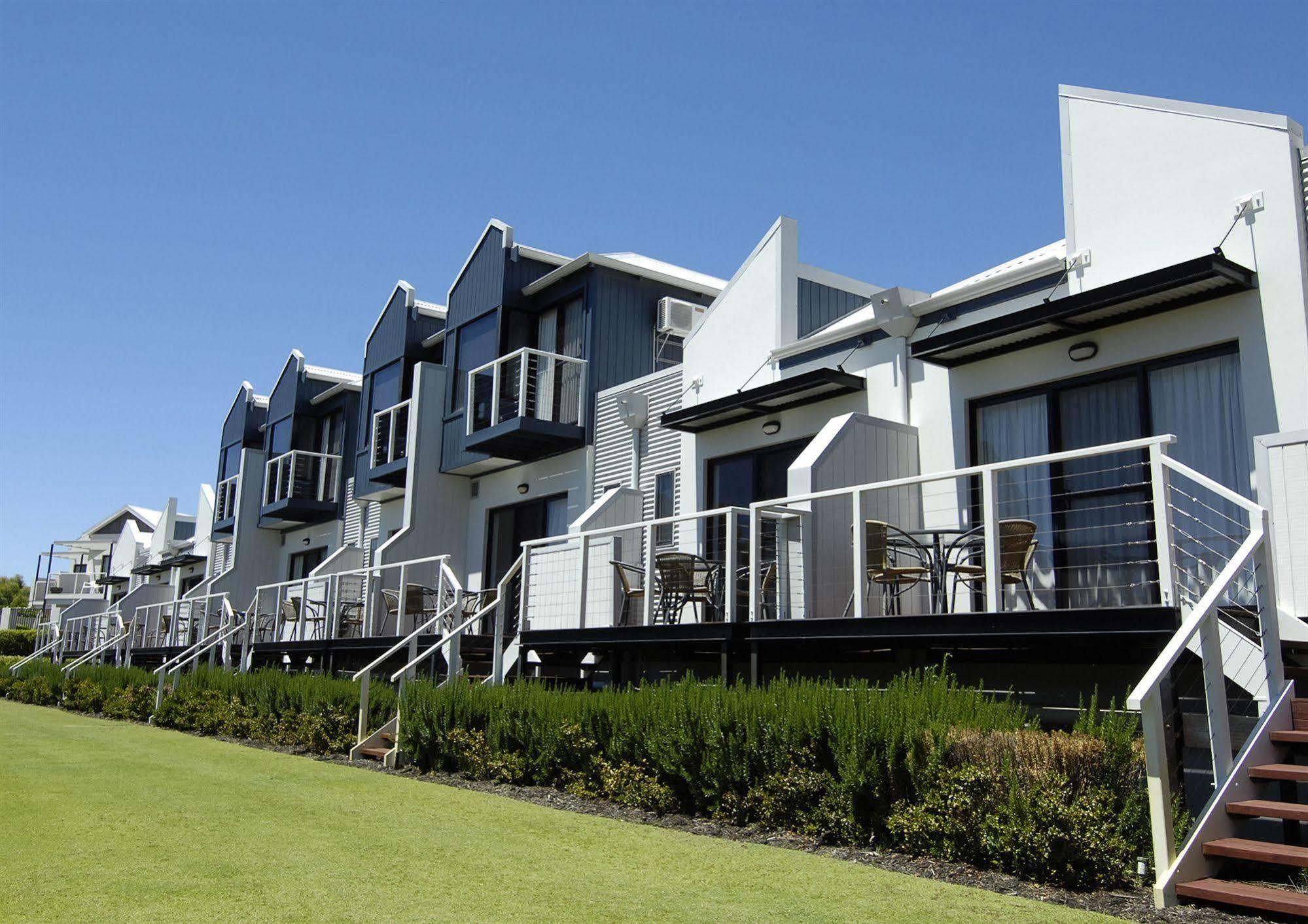Assured Ascot Quays Apartment Hotel Пърт Екстериор снимка