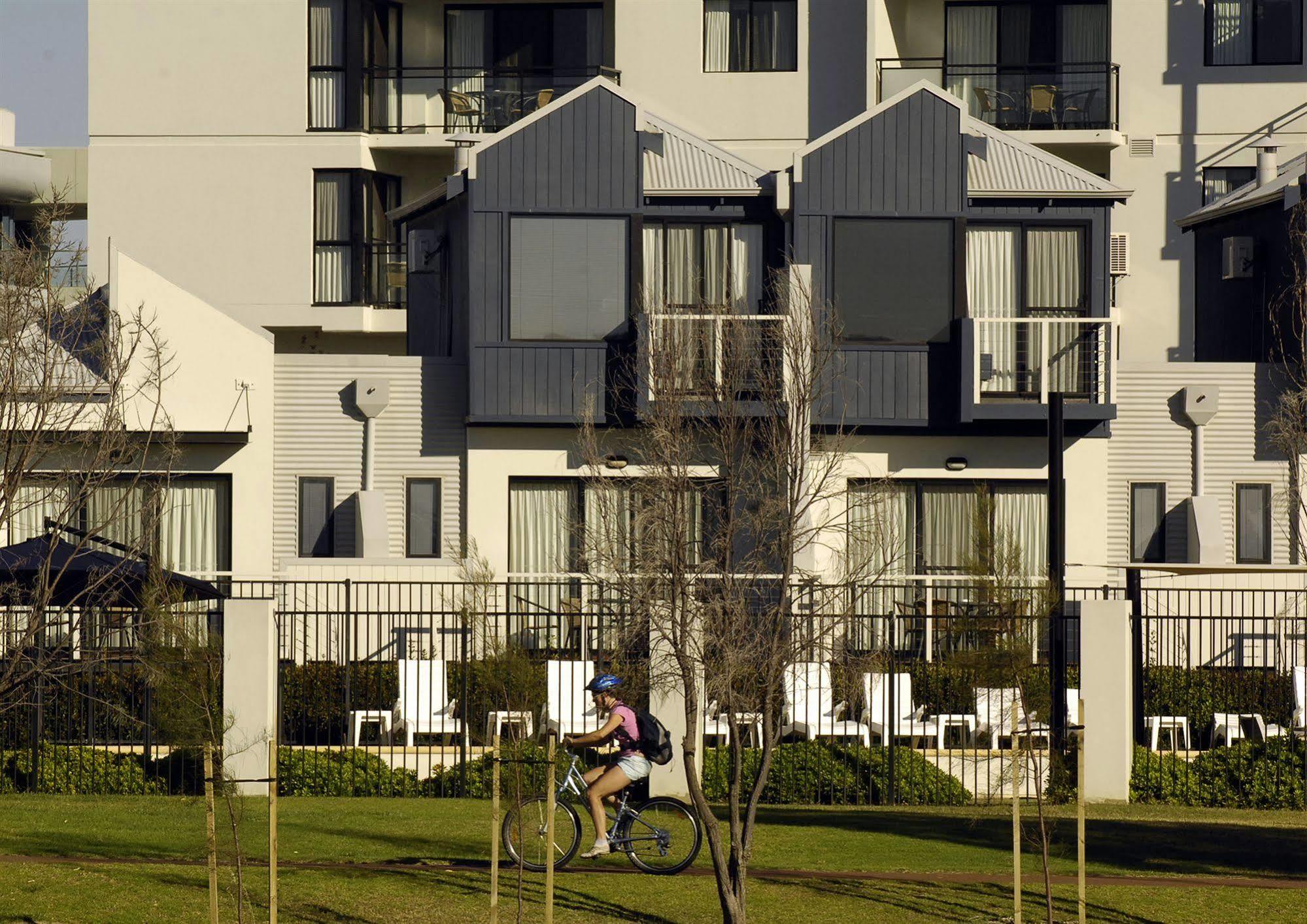 Assured Ascot Quays Apartment Hotel Пърт Екстериор снимка