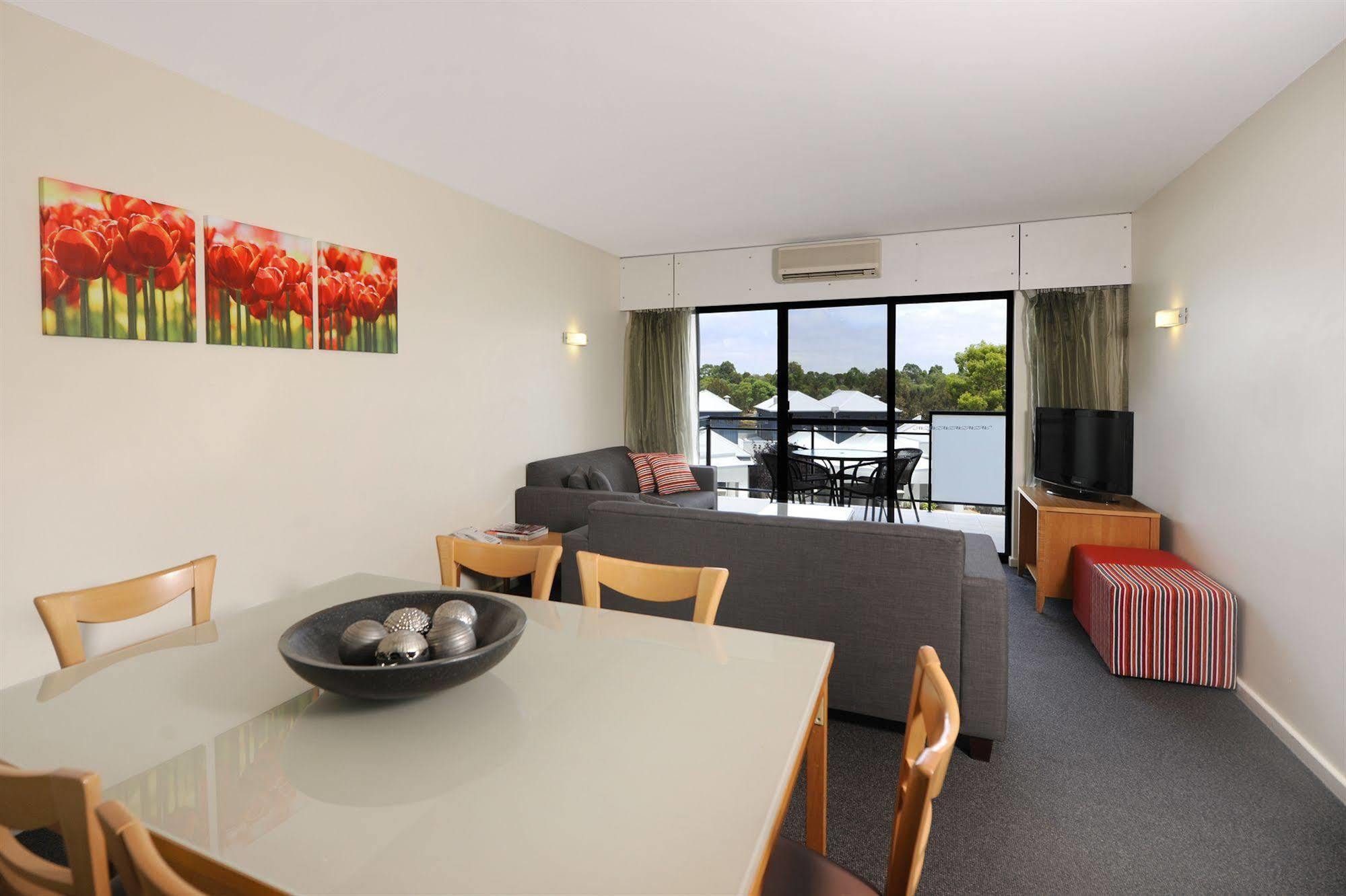 Assured Ascot Quays Apartment Hotel Пърт Екстериор снимка