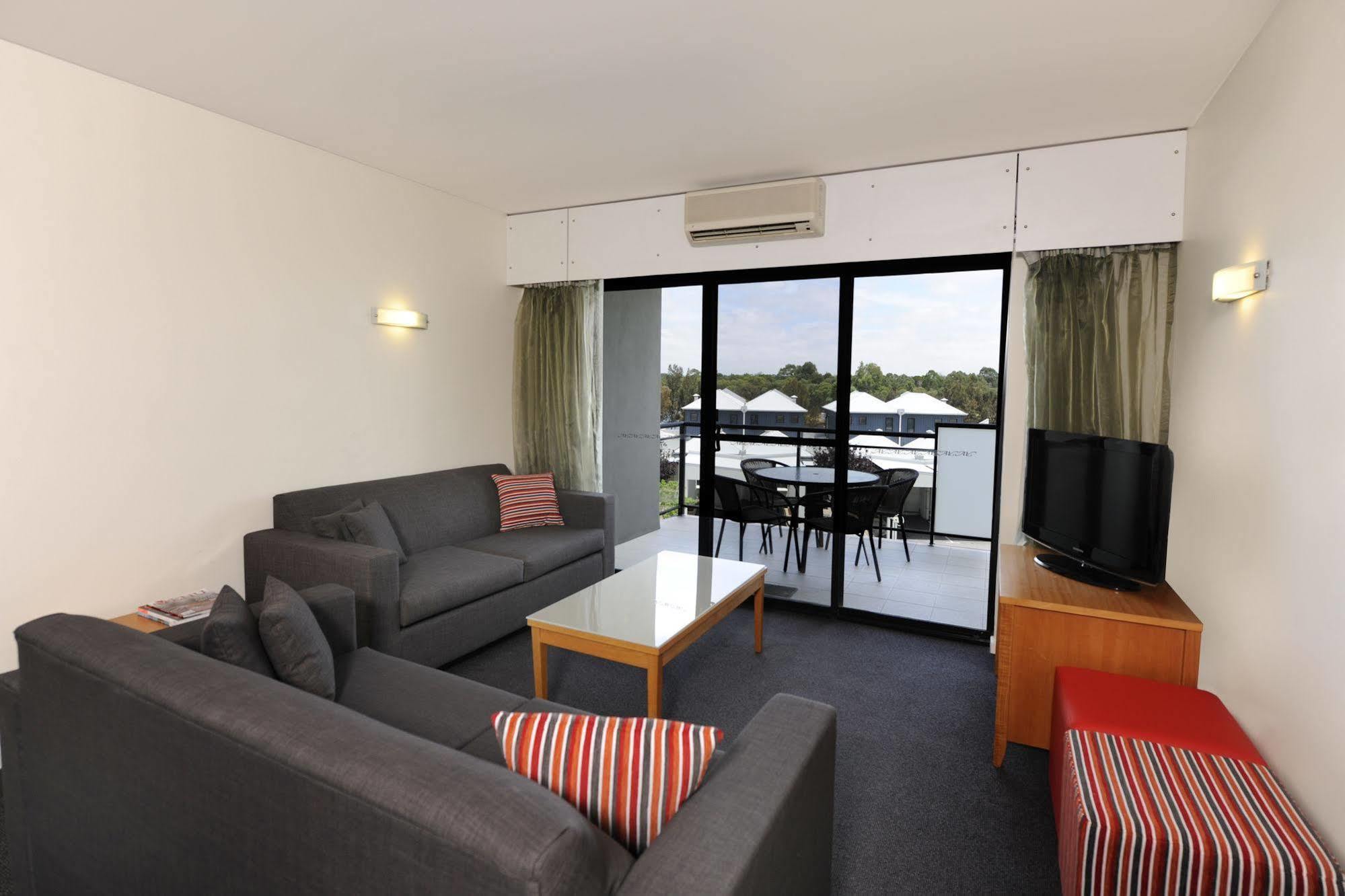 Assured Ascot Quays Apartment Hotel Пърт Екстериор снимка