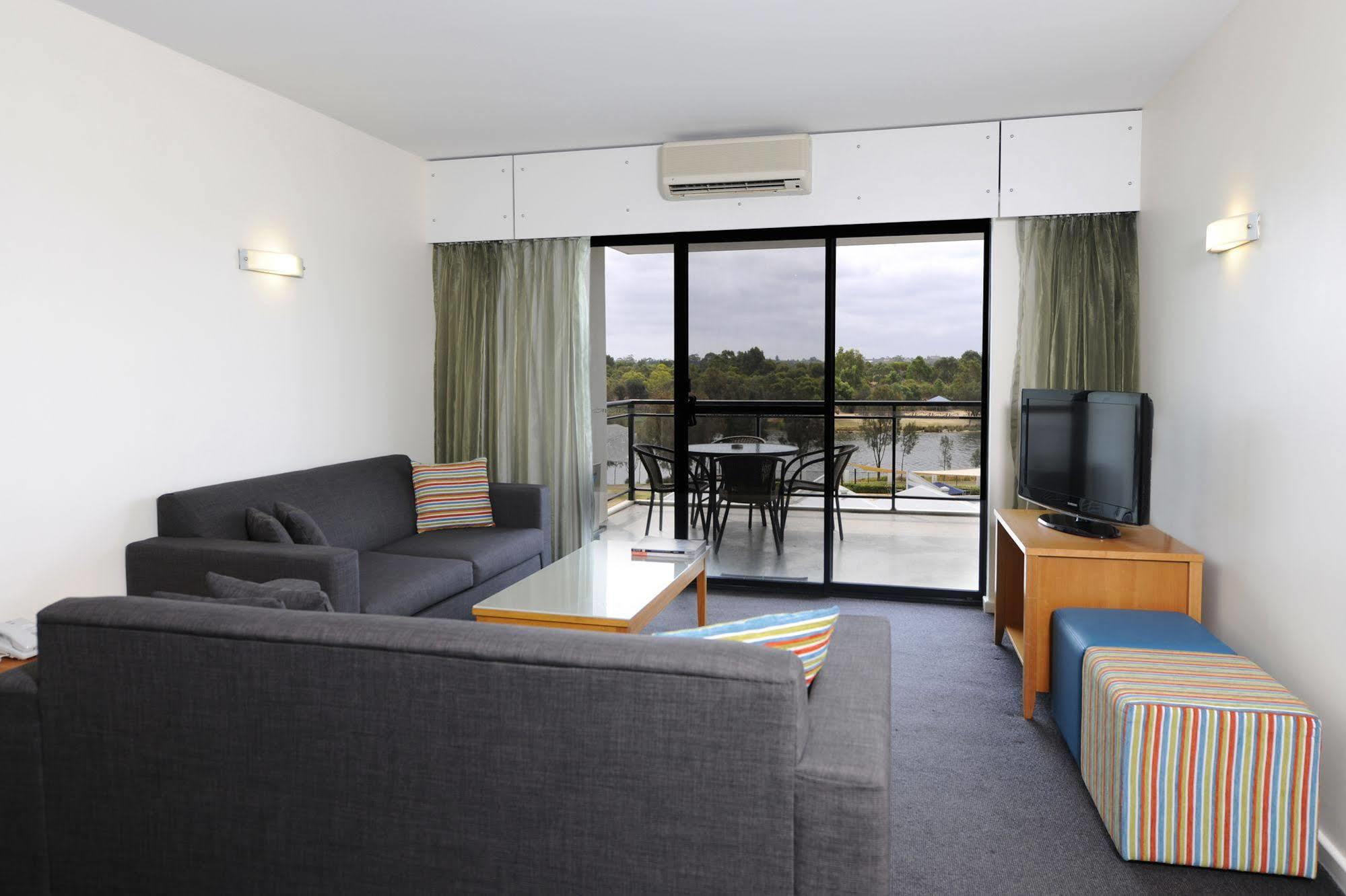Assured Ascot Quays Apartment Hotel Пърт Екстериор снимка